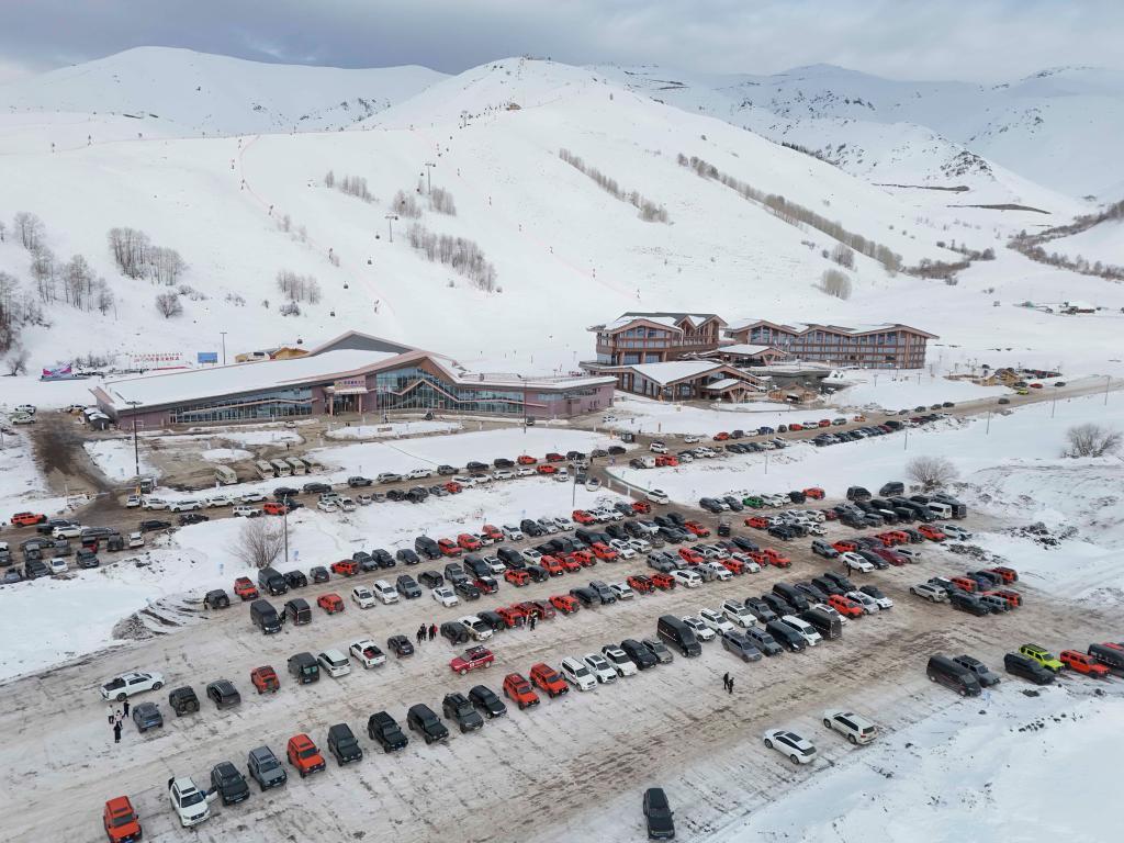 游客车辆停靠在吉克普林国际滑雪度假区东区服务大厅前（11月30日摄）。新华社记者 胡虎虎 摄