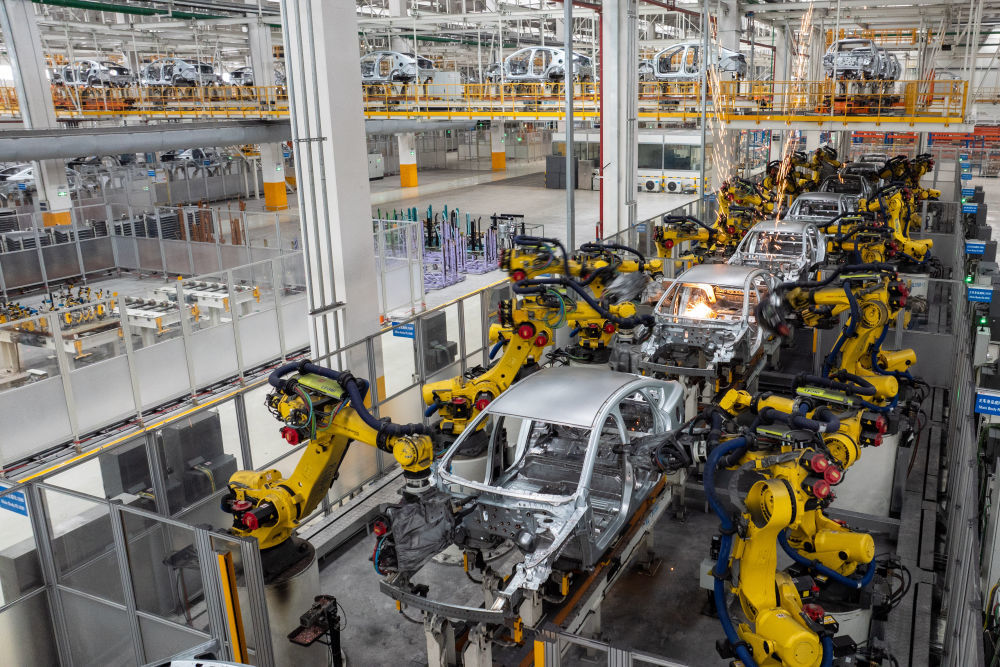 2024年3月21日，比亚迪湖南长沙雨花工厂机械臂在焊接车身。