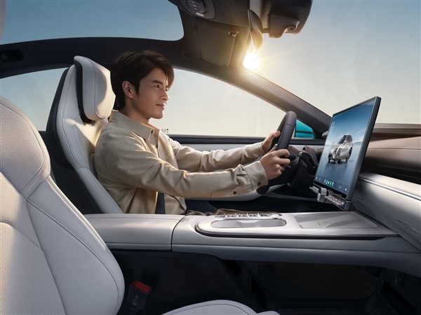 小米SU7内饰高清图公布!坚持保留物理按键 二排空间超宝马5系