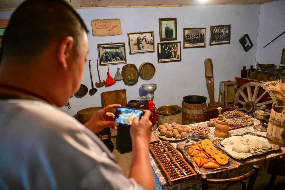 游客在新疆塔城市首家民俗文化家庭博物馆参观（7月24日摄）。
