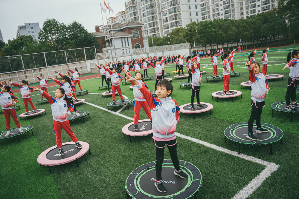 图为苏州市沧浪新城第一实验小学校的体育课