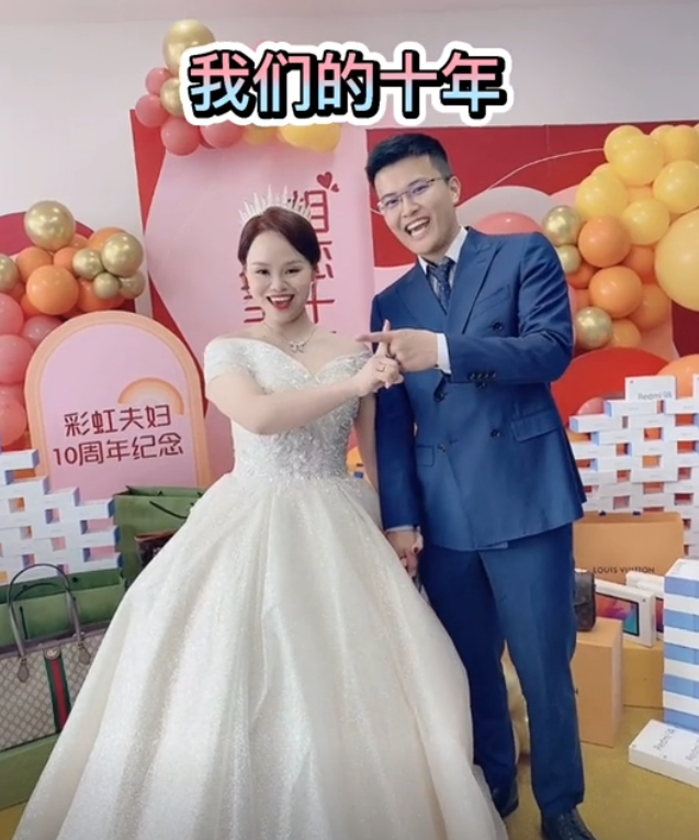千万粉丝网红“彩虹夫妇”