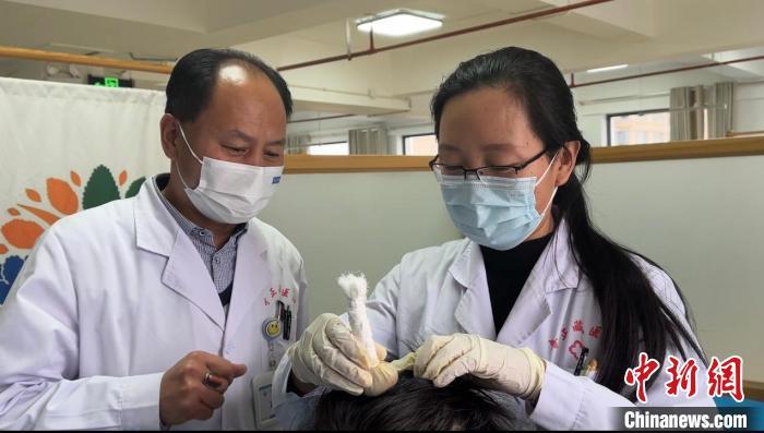 图为兰州奇正中藏医院业务院长白淑军(左一)指导青年医生为患者进行“霍尔麦”诊疗。王牧雨 摄