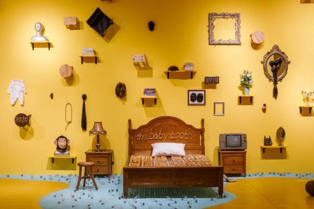 ▲ 李琳琳,《乳牙》,乳牙复制品木床地胶,尺寸可变,2019