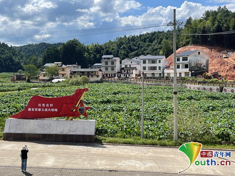 瑞金市大柏地乡大柏地村“红色名村——最有荣誉之战大柏地”村铭碑。中国青年网记者 宋静 摄