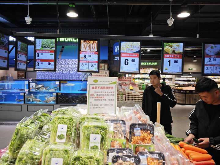 顾客在信誉楼百货沧州朝阳店的超市内选购蔬菜。新华社记者白林 摄