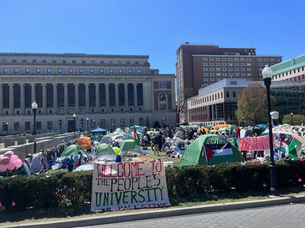 《纽约邮报》称，索罗斯和部分华尔街大亨资助哥伦比亚大学校园抗议活动背后的反以色列激进团体。 图自《纽约邮报》