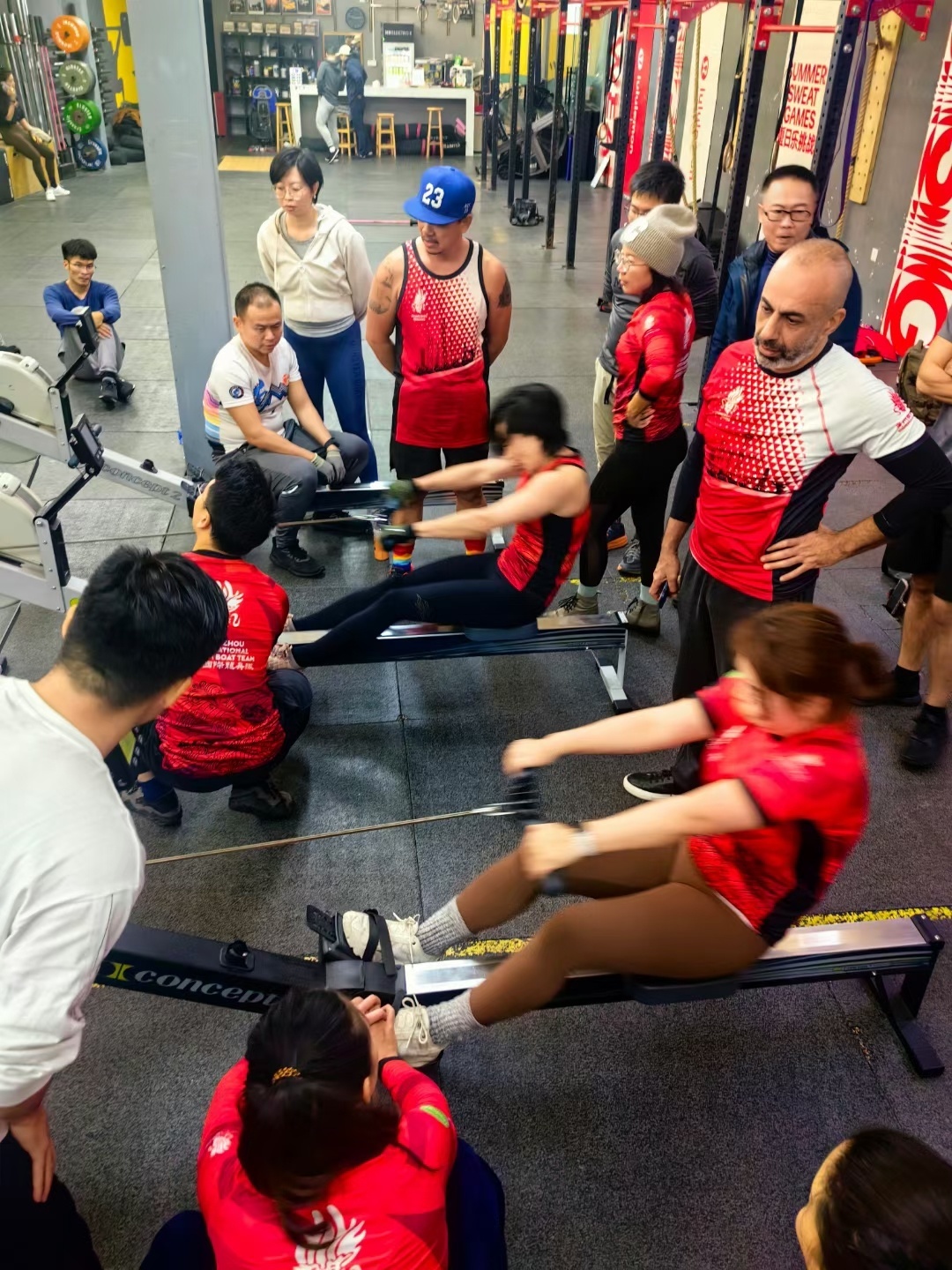 △广州国际龙舟队队员进行训练