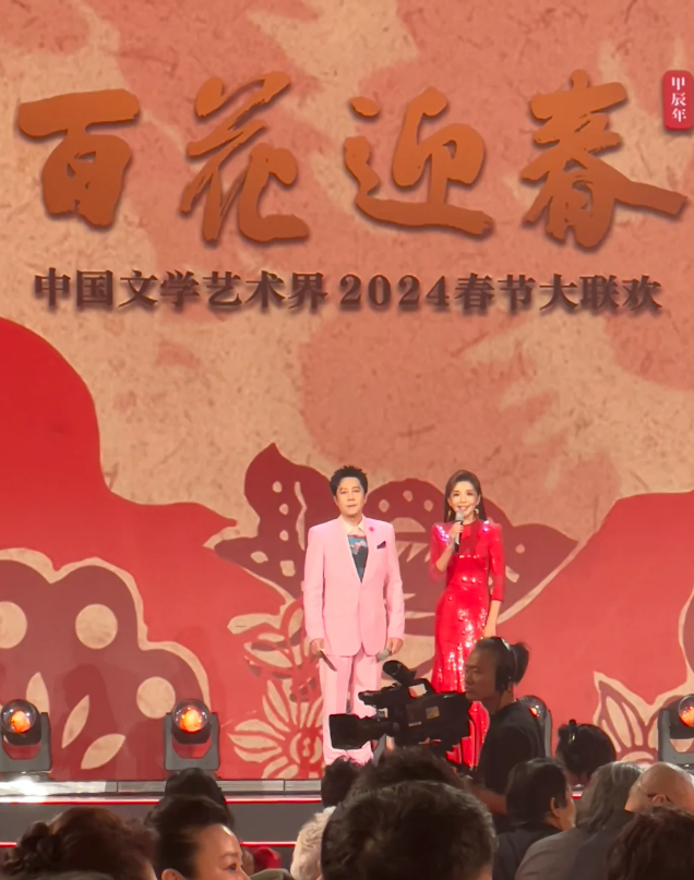 央视百花迎春阵容堪比春晚！朱迅周涛同台主持，冯巩杨幂唐嫣参演 - 吾爱微网