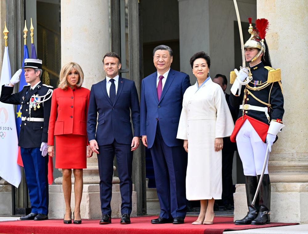 当地时间5月6日下午，国家主席习近平在巴黎爱丽舍宫同法国总统马克龙举行会谈。这是习近平和夫人彭丽媛同马克龙和夫人布丽吉特合影。新华社记者 殷博古 摄