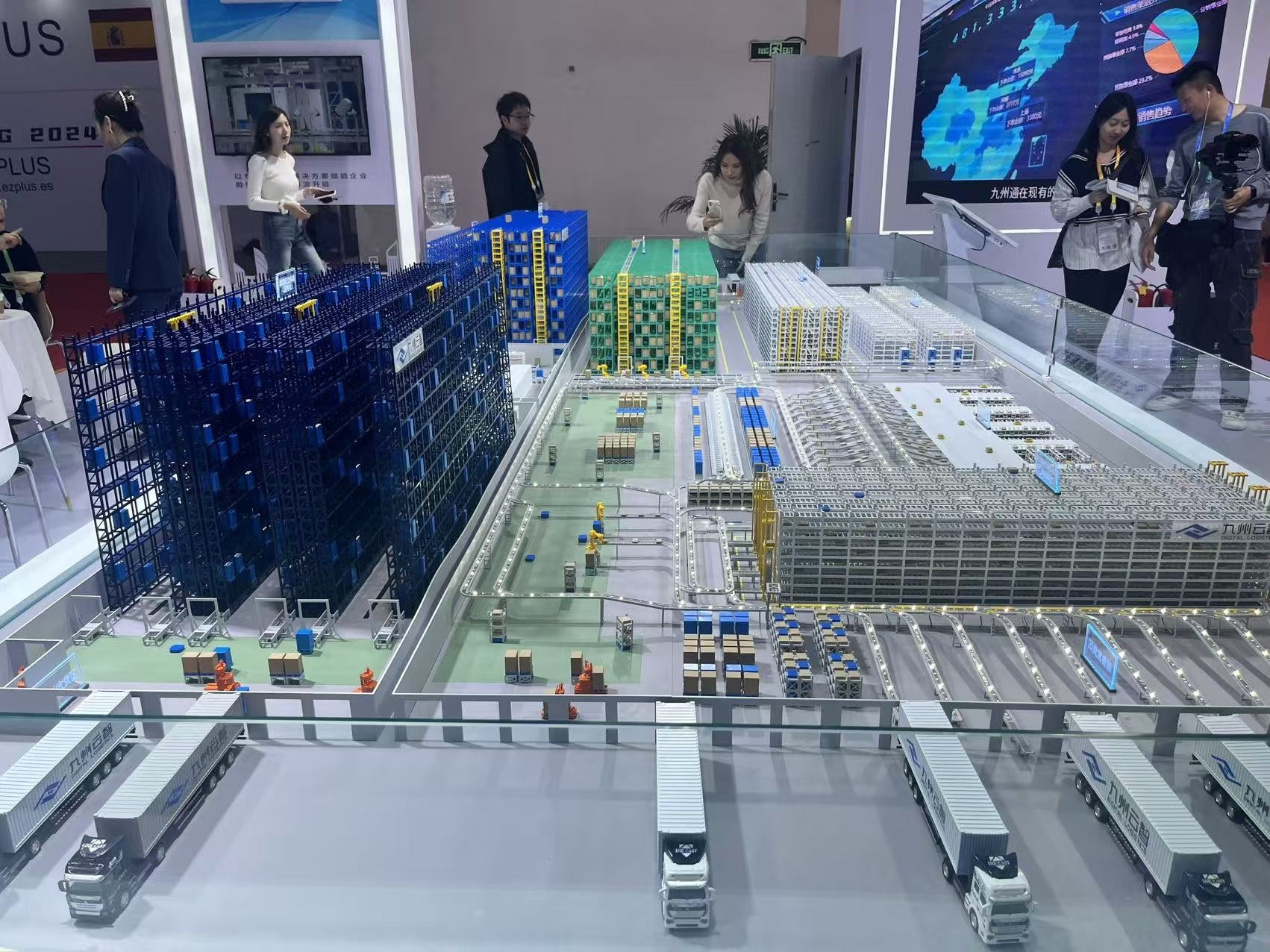 九洲通医药集团展位上的沙盘。图 九派新闻 陈冬艳.png