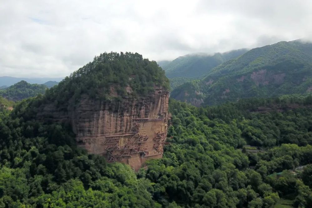 麦积山石窟全景。新华社记者 范培珅 摄