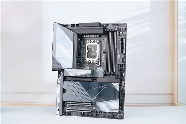 撑捏9500+内存！技嘉Z890 AORUS MASTER超等雕主板图赏