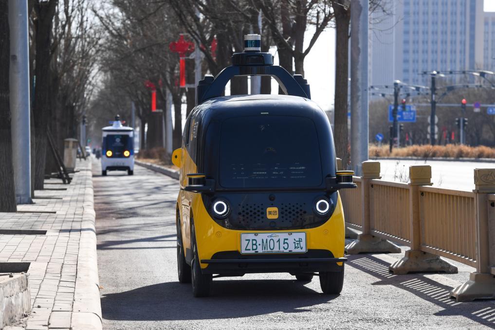 3月1日，两辆自动驾驶车行驶在北京经济技术开发区。新华社记者鞠焕宗摄