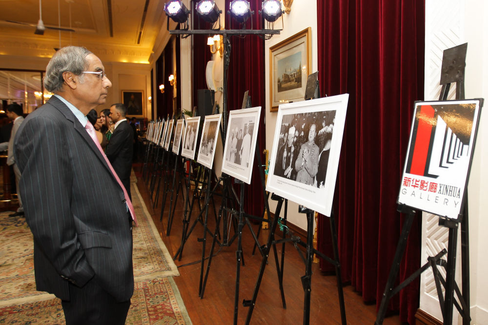 2014年6月11日，在印度首都新德里，来宾观看纪念和平共处五项原则发表60周年图片展。新华社记者郑焕松摄
