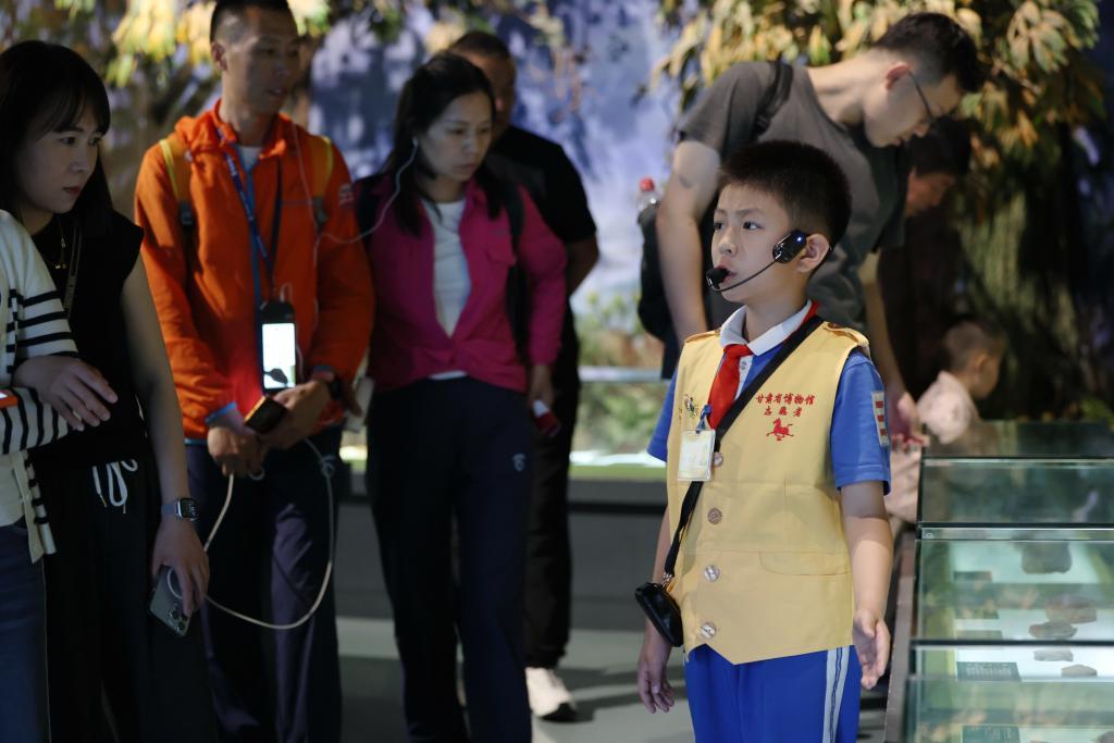 张书铖在甘肃省博物馆古生物化石展厅为游客讲解
