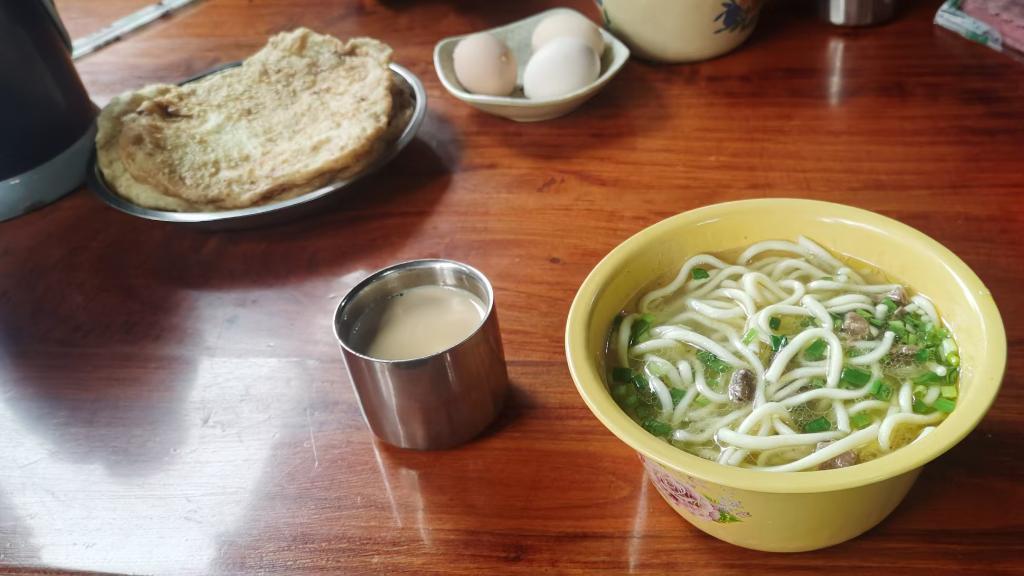 藏面的经典套餐中还包括牛肉油饼、鸡蛋和甜茶。新华社记者魏冠宇 摄