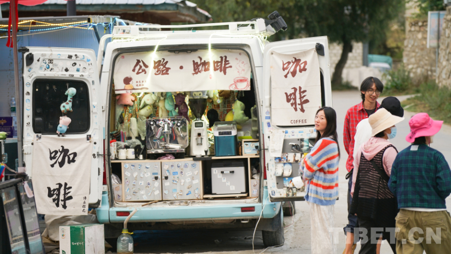 图为索松村因旅游发展吸引众多游客 摄影：赵振宇