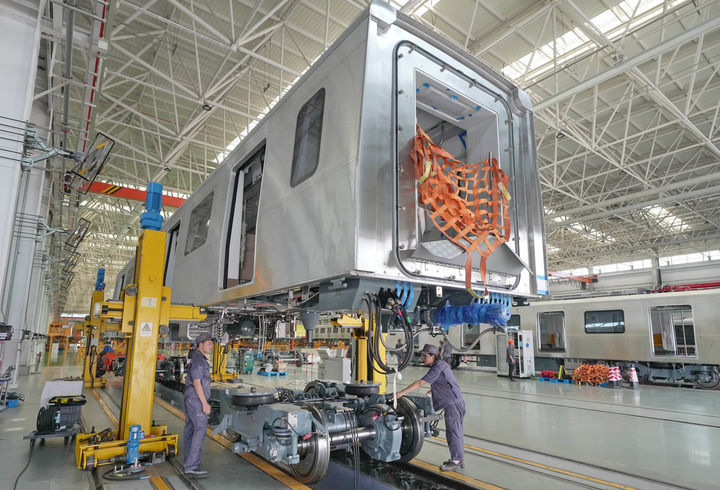 工人在河北省保定市满城区河北京车智能制造基地生产车间工作(2023年7月27日摄)。新华社记者 杨世尧 摄