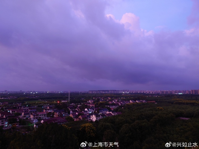 台风“贝碧嘉”到来前,天空变成紫色