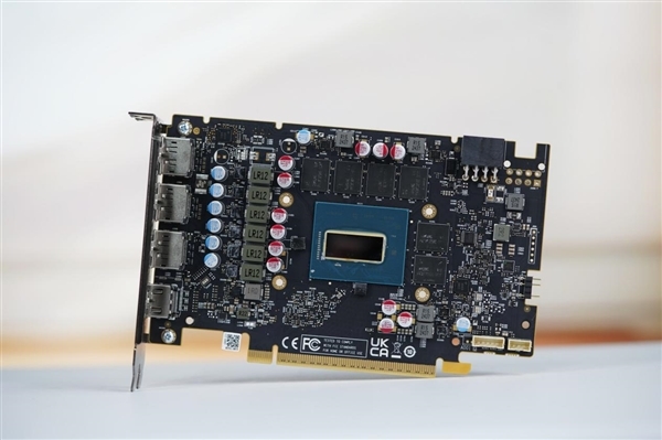 纯白双风扇!傲世追日Intel锐炫B580 OC显卡图赏