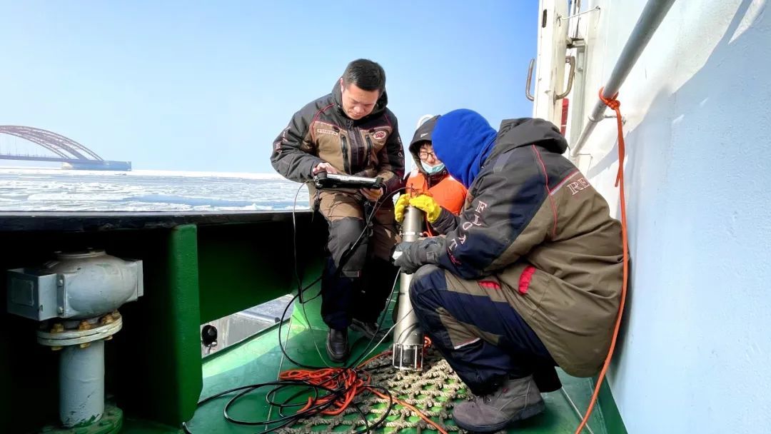 哈尔滨工程大学水声通信与定位技术创新团队在冰上做实验。