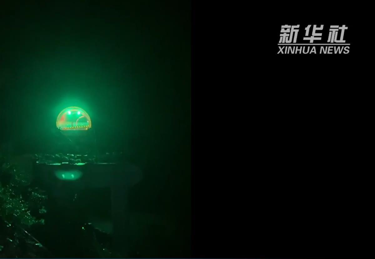 雅康高速突遇泥石流隧间桥垮塌(来源：新华社)