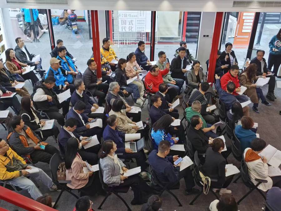 79名参与者中几乎涵盖了新就业群体各个利益方，他们中有美团、饿了么、申通、中通、韵达、京东、极兔等快递小哥，有家政代表、网约车司机，也有饿了么、美团等平台公司代表，有行业协会代表，也有工会组织，还有全国人大代表、市人大代表、区、镇人大代表等。