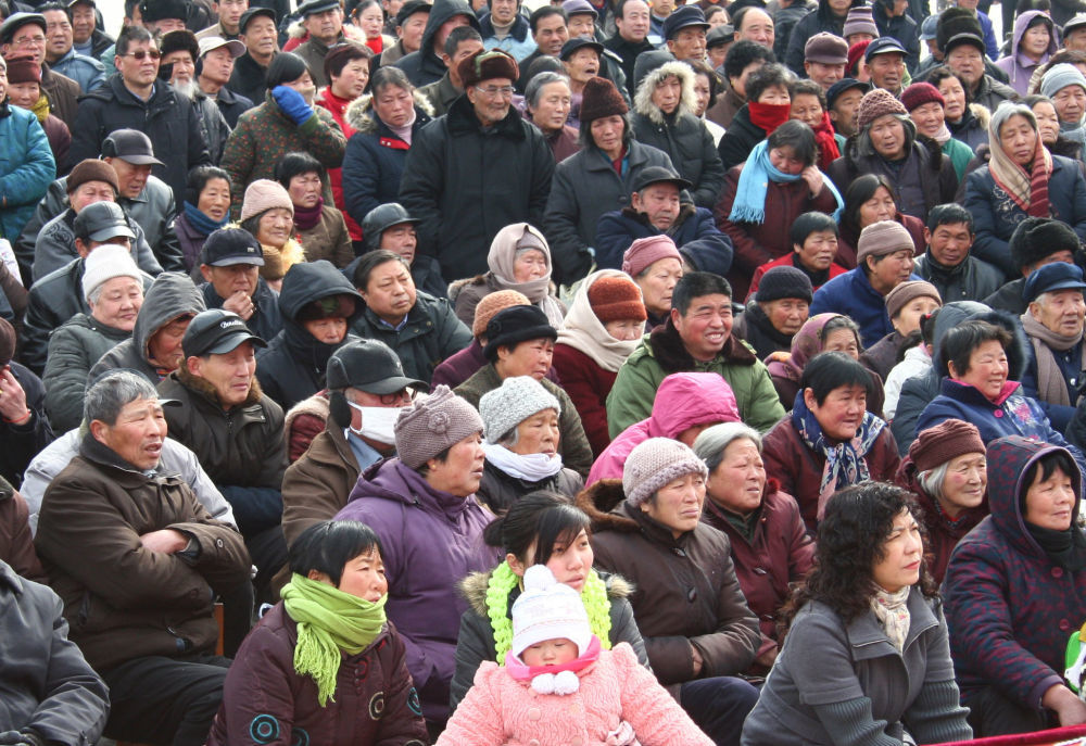 2008年春节期间,群众在安徽阜阳市清河广场观看戏曲传统剧目演出.