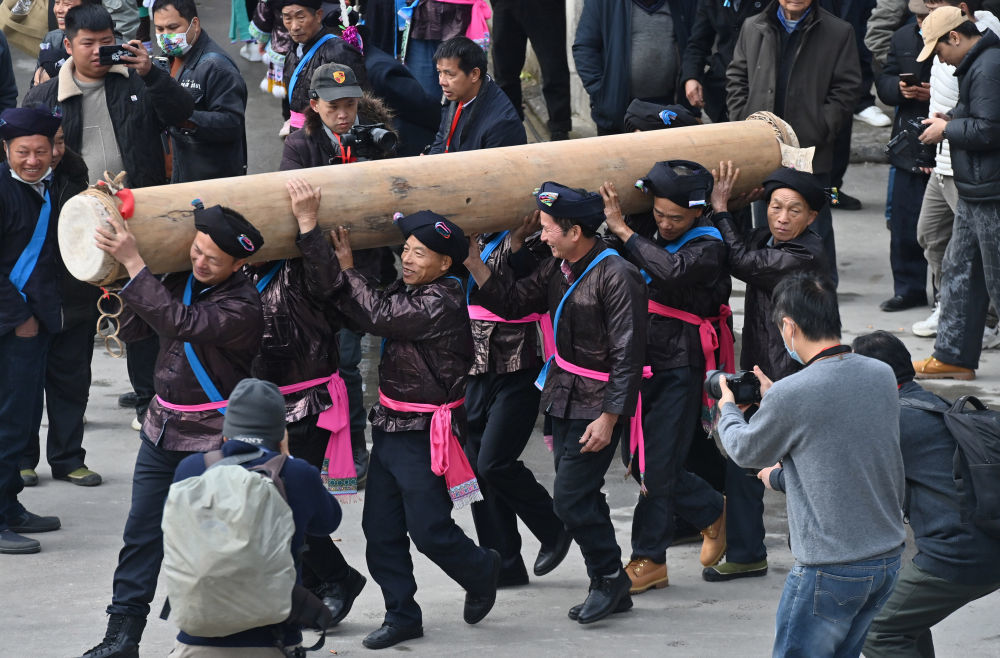 在融水苗族自治县杆洞乡尧告村，村民们在拉鼓祈福（无人机照片，2022年12月7日摄）。