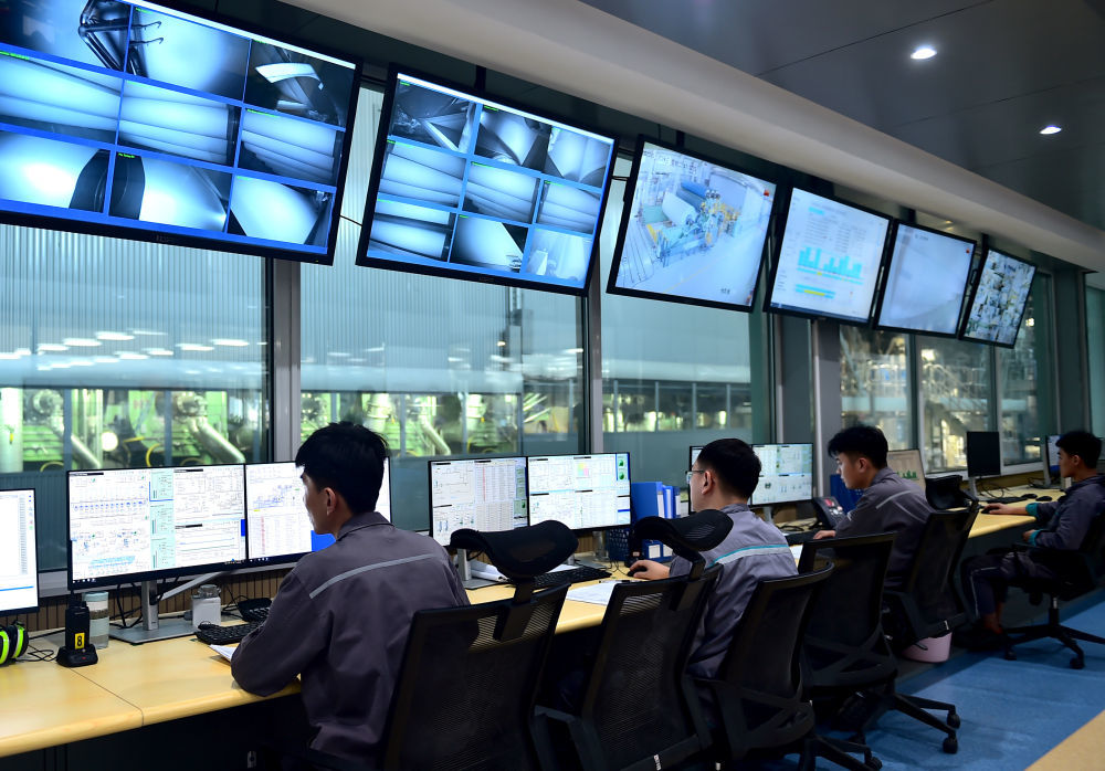 2023年10月25日，在亚太森博（山东）浆纸有限公司监控室，工作人员监看生产车间运行情况。新华社记者 张善臣 摄