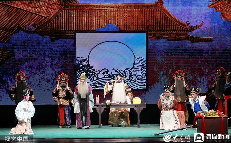 2022年7月29日，济南，山东地方戏曲柳子戏——《老青天》上演。来源：视觉中国