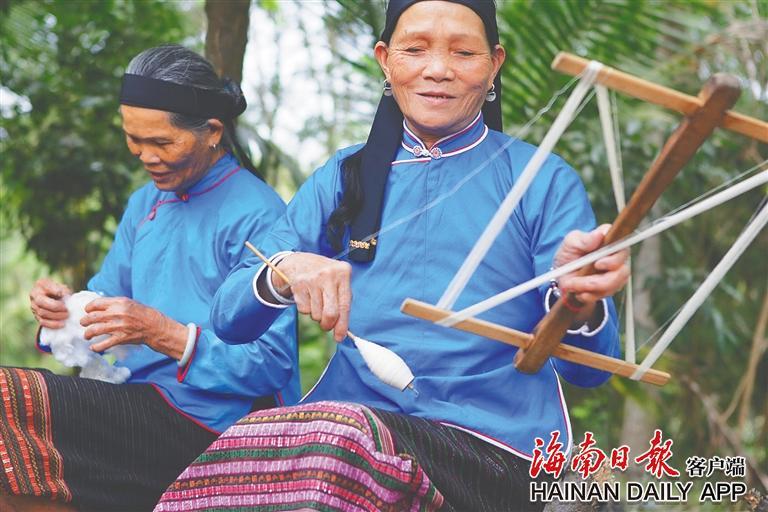 海南黎族妇女纺线。海南日报全媒体记者 张杰 摄