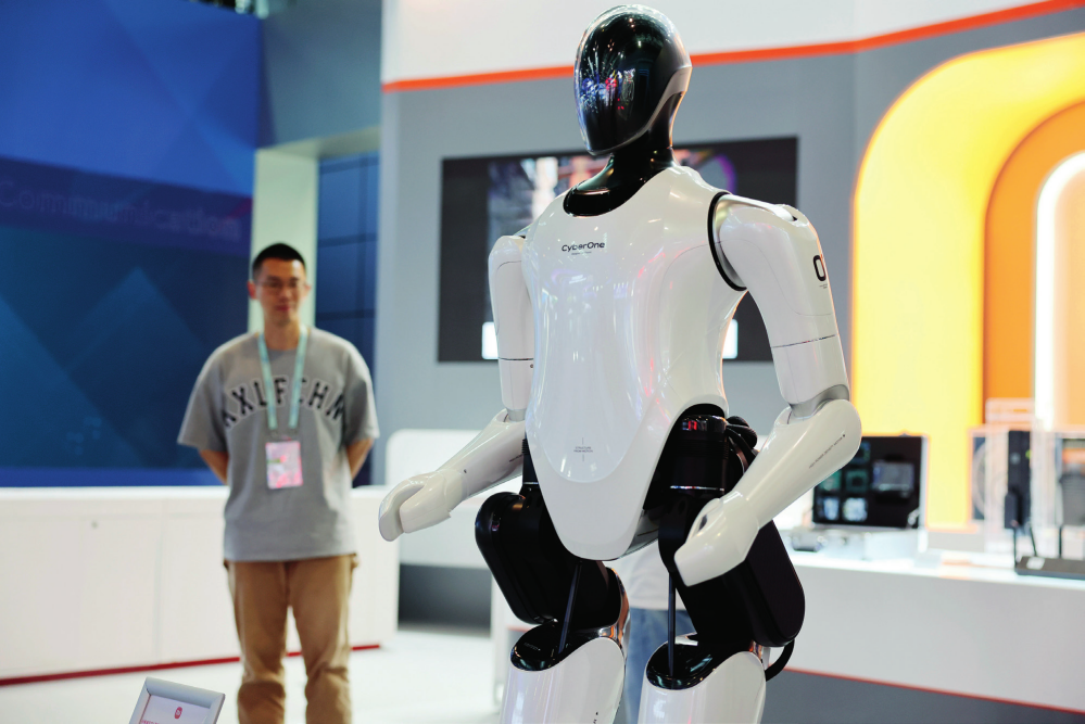 位于中关村国家自主创新示范区展示中心的一款全尺寸人形仿生机器人（2023 年 5 月 26 日摄）张晨霖摄 / 本刊
