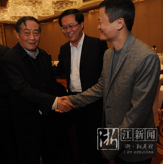 2017年1月25日，宗庆后与马云在浙商座谈会后握手。图中为时任浙江省省长车俊。
