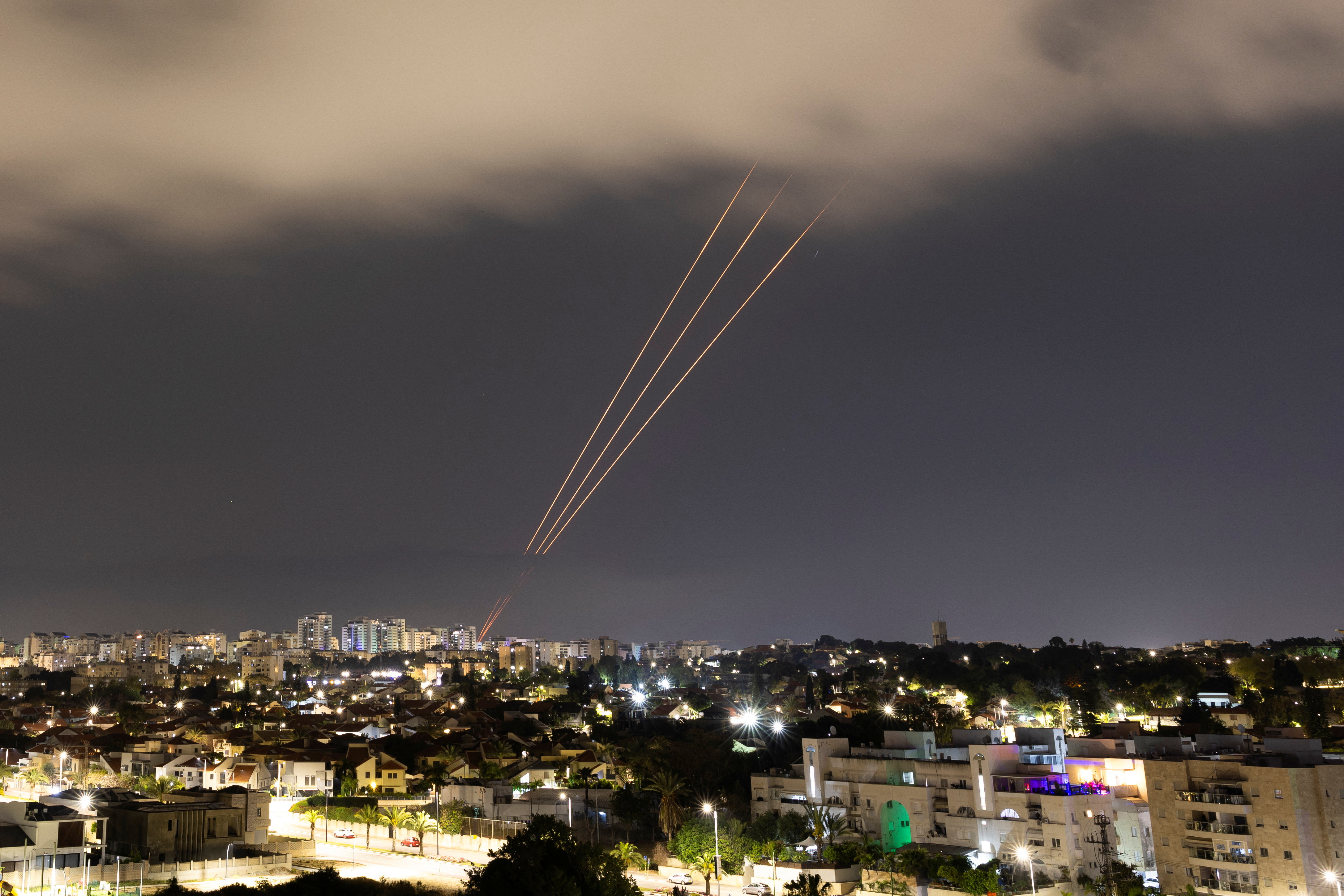 当地时间2024年4月14日，从以色列阿什凯隆眺望，以色列反导系统正在拦截从伊朗发射的无人机和导弹。 ICphoto 图