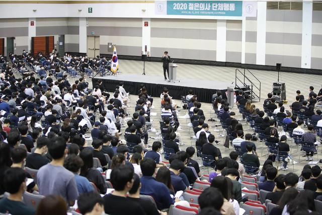 2020 年，大邱市的年轻医生举行了类似的罢工，抗议医学院扩招。