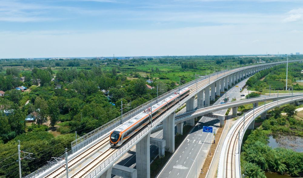 这是在滁州市拍摄的滁宁城际铁路列车（2023年6月28日摄，无人机照片）。新华社记者 刘军喜 摄