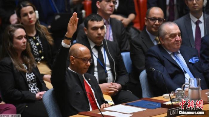 当地时间2024年4月18日，在位于纽约的联合国总部，美国常驻联合国副代表罗伯特·伍德(前左)在安理会就决议草案进行表决时投反对票。