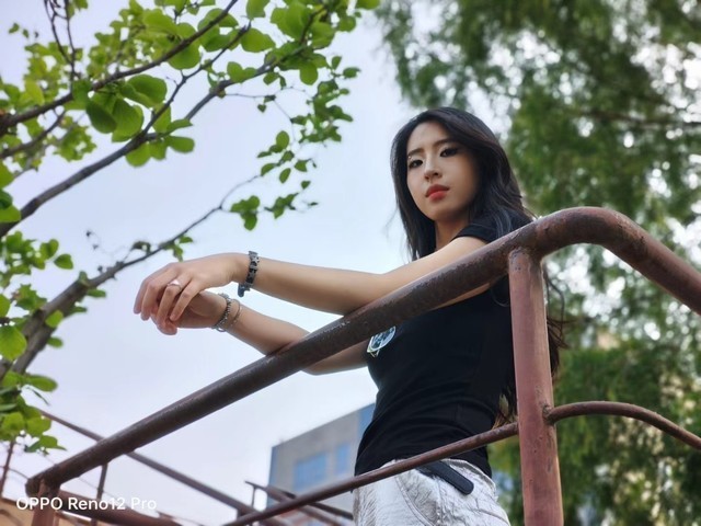 OPPO Reno12 Pro 全面评测,超美小直屏,创造千禧时尚新风潮