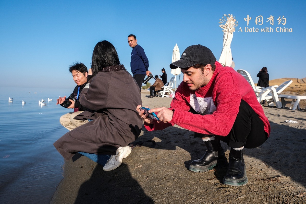 西班牙籍博主苏诺伊在岸边拍摄。