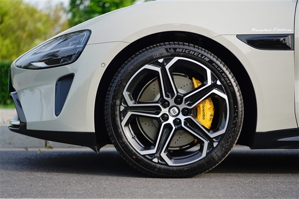 这颜值一眼种草!小米SU7雅灰图赏