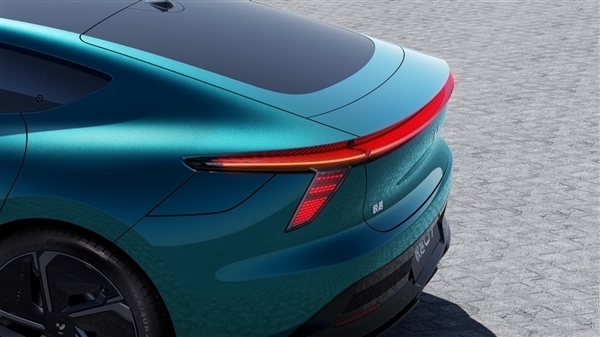 半幅方向盘+屏幕换挡!极越07内饰设计曝光:神似特斯拉