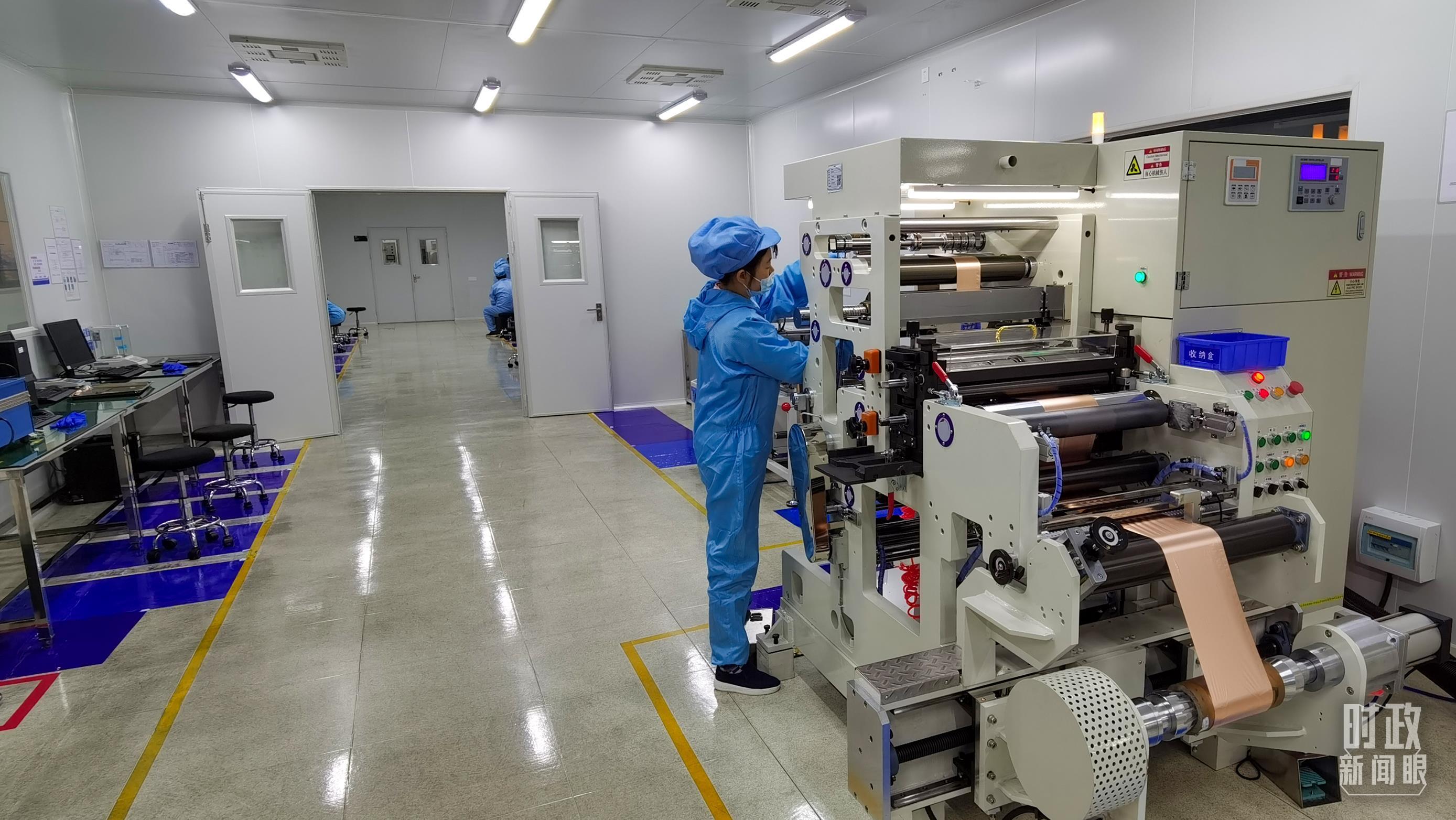 △企业员工将冷压后的极片裁出规定尺寸,用于锂电池制作。(总台央视记者郭鸿拍摄)