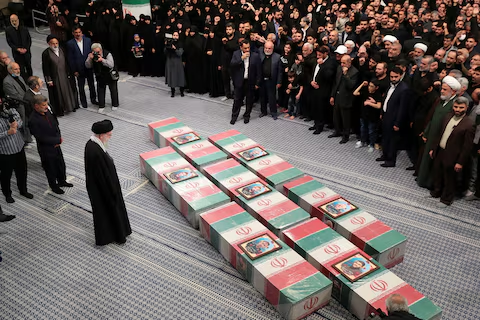 当地技艺4月4日，伊朗最高魁首哈梅内伊出席因以色列对伊朗驻叙利亚酬酢机构修复蹙迫示寂的伊朗军事东谈主员的葬礼。图自外媒