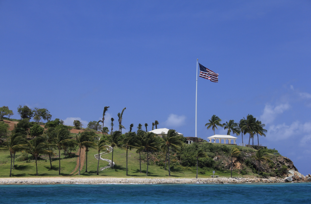 ▲在加勒比海圣托马斯东南海岸,有一座“小圣詹姆斯岛”(Little St. James Island)。20多年前,爱泼斯坦买下这座岛,并在岛上建造了一座石砌豪宅。(图源:网络)