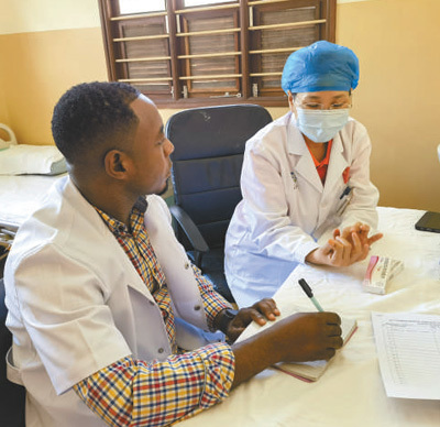 医疗队在奔巴岛开展义诊，图为妇产科医生史晓莹（右）同当地医生交流患者情况。中国援桑给巴尔医疗队供图