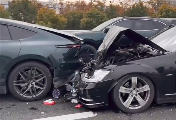 极越07高速上被奔驰追尾 网友:还有配件吗