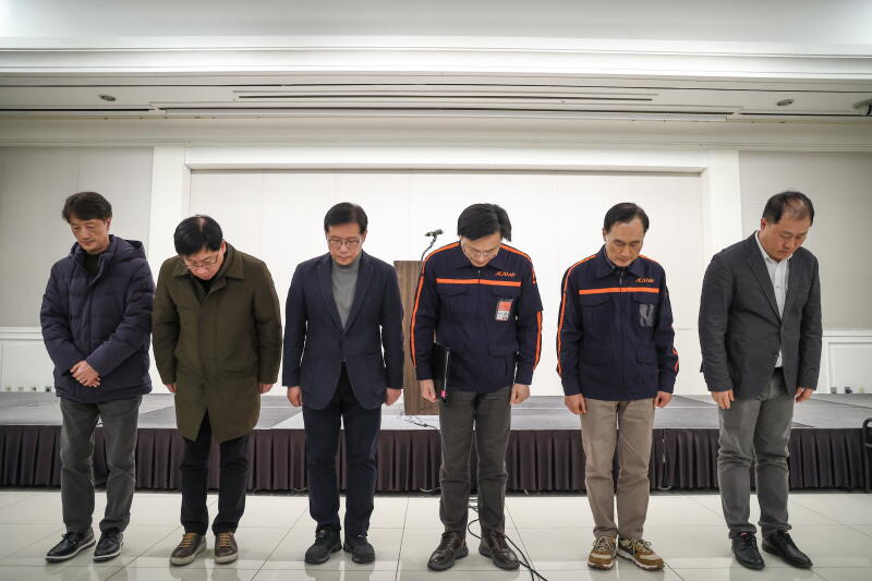 ◆12月29日,济州航空首席执行官和公司高管在记者会上鞠躬致歉。