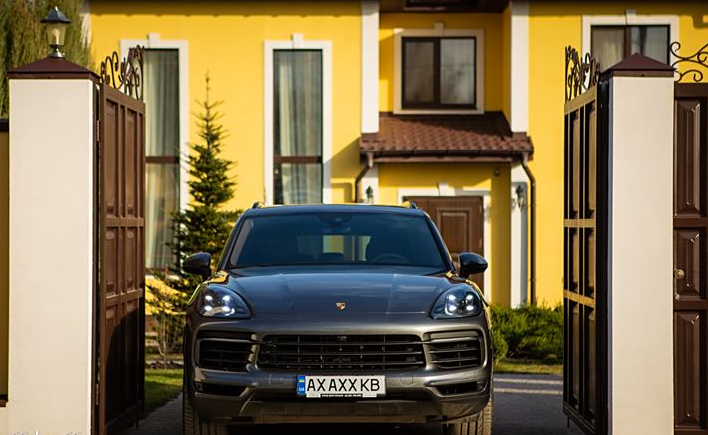 还记得中国小伙和乌克兰媳妇吗?他俩离婚了,还为了抢保时捷报警